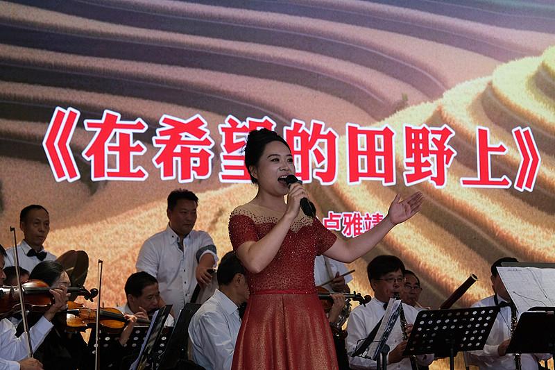 载入中华音乐史册的10位歌唱家
⑩殷秀梅
       殷秀梅绝对是刻进几代人音