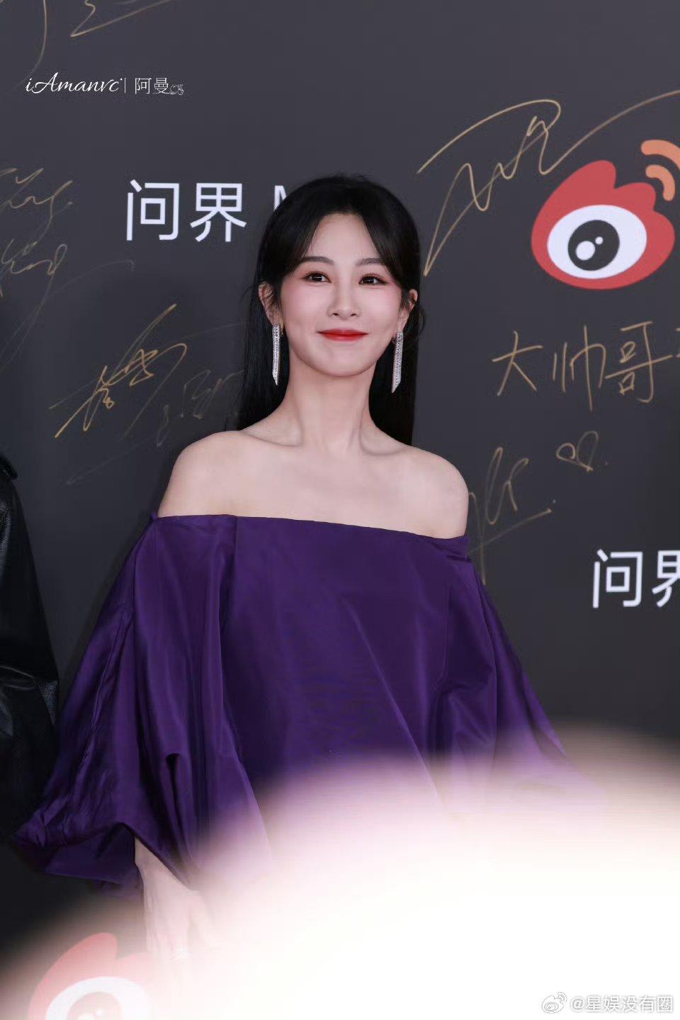 杨紫这身紫色怪怪的感觉撑不起来啊 