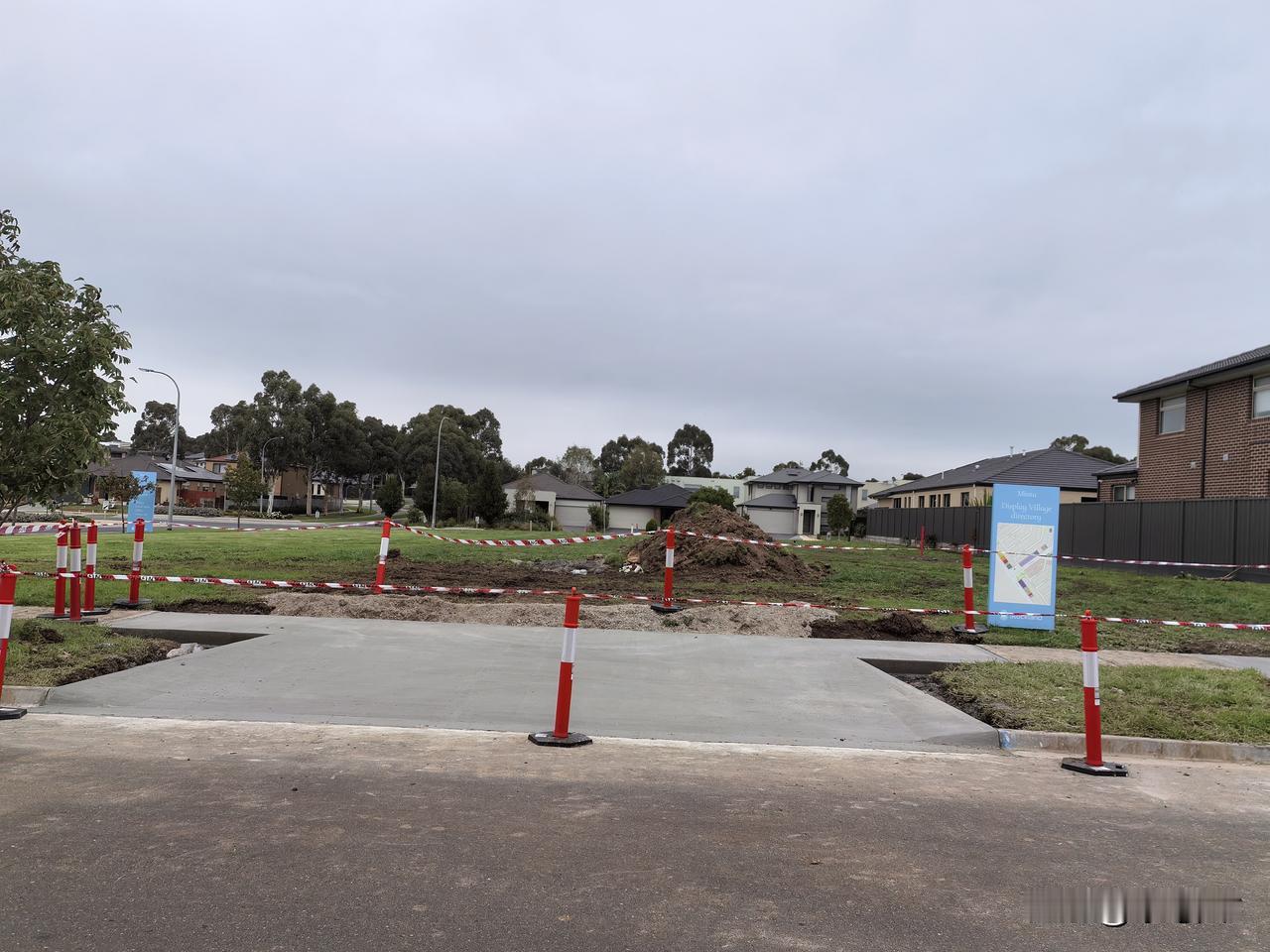 这片空地规划建设一所幼儿园，网上消息称是一家大型连锁幼儿园将在此开办。今日路过时
