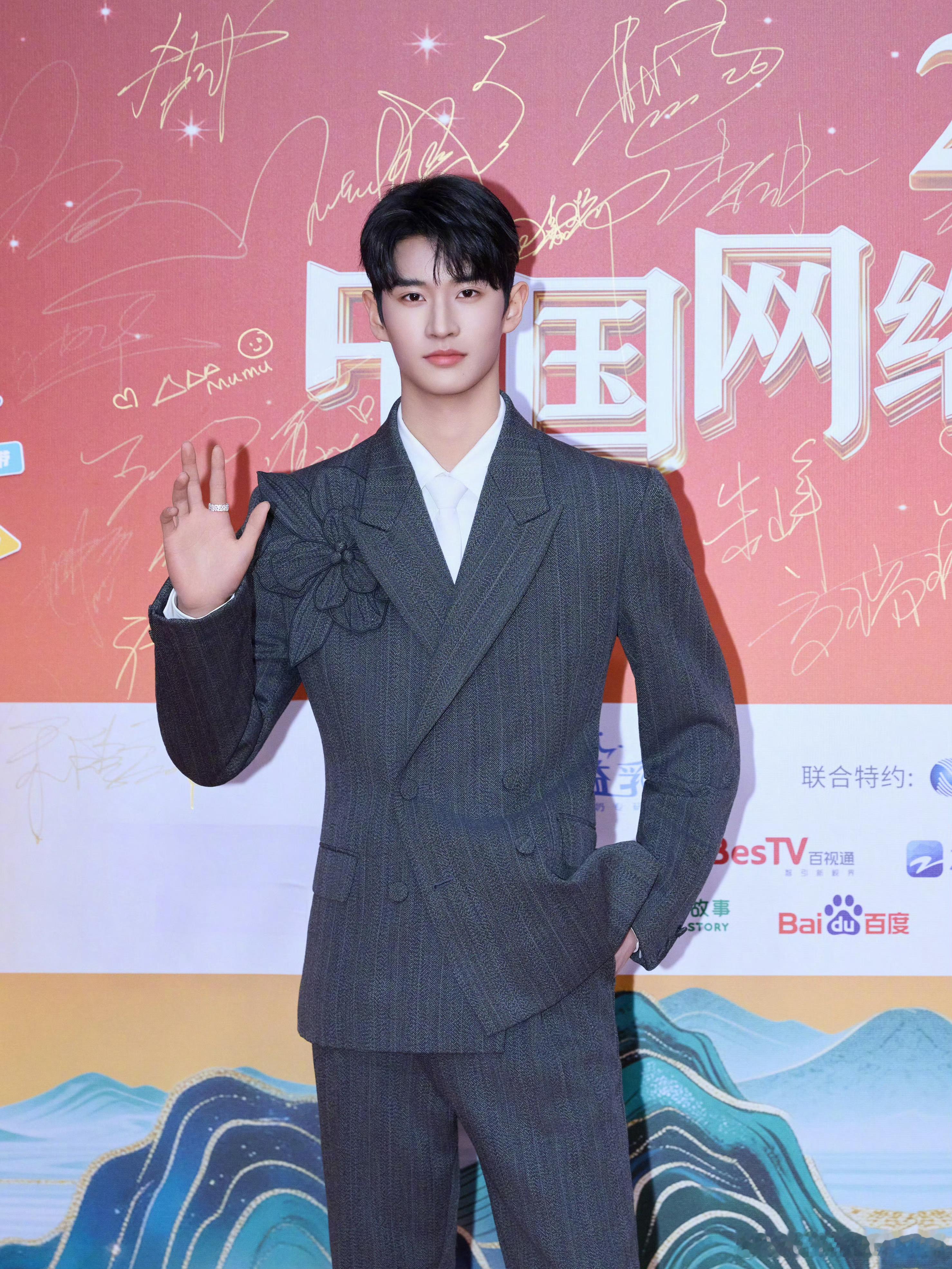 余嘉诚 05生戏路强得可怕 穿越八十年的演绎太绝！眼神藏着坚定与赤诚，历史题材立