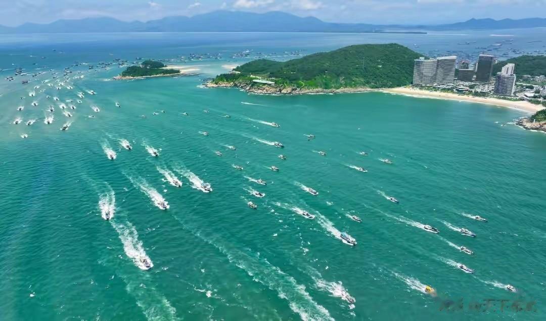 这场面也太壮观了吧，南海开渔当天（8月16日），上千艘渔船奔赴南海开始捕鱼！

