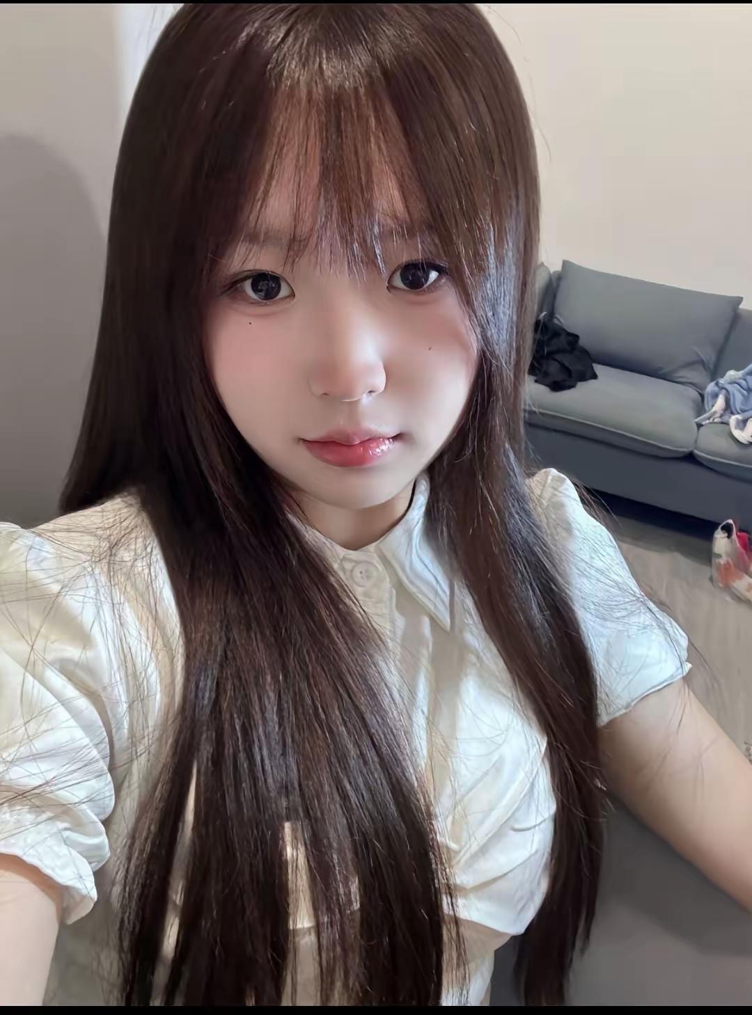 居家的慵懒时刻，白衬衫裹着清甜的少女感，长发垂落的温柔，是藏在日常里的小美好呀