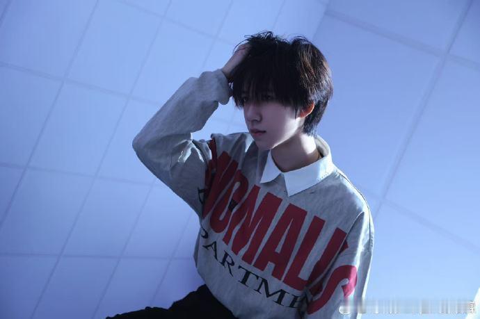贺峻霖美式男高哪儿来的图贺峻霖问哪儿来的图 太爱贺峻霖的这组美式男高帅图啦，每一
