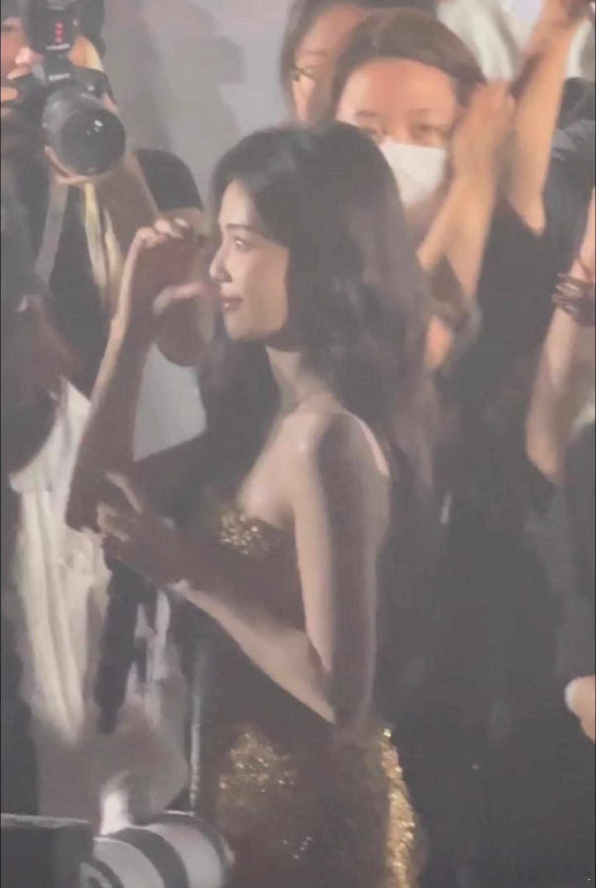 白鹿现场收到十周年拼豆 直播现场氛围感拉满，白鹿接过出道十周年纪念拼豆，这是粉丝