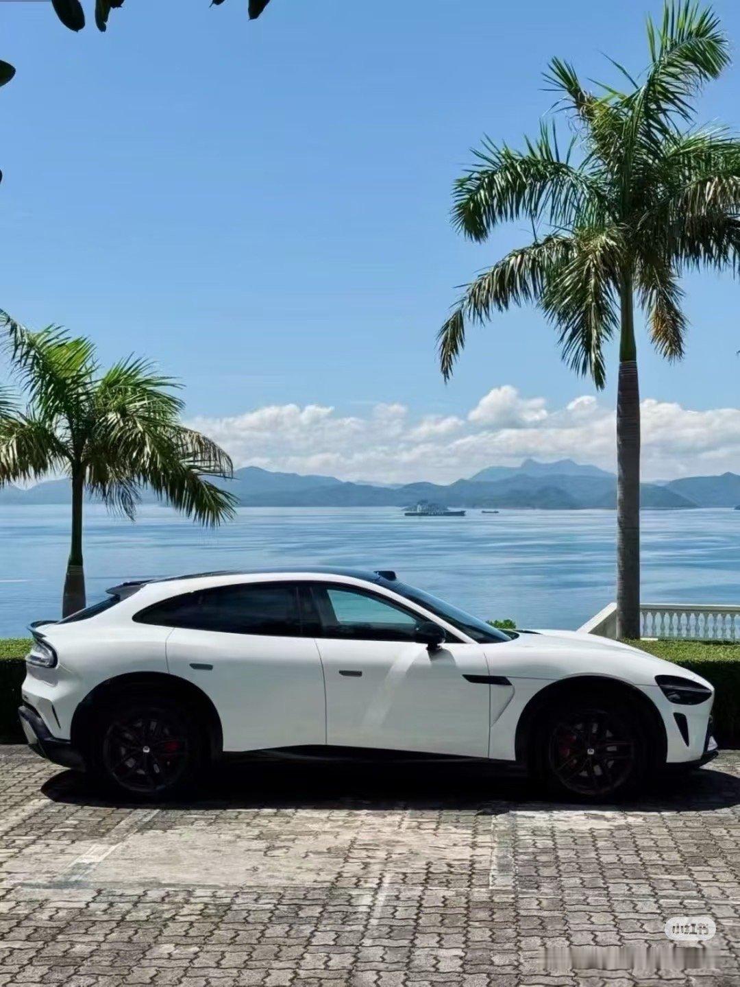 小米yu7白色版本是帅的有点不像一个图层了。。。好离谱图片来源于水印！ 