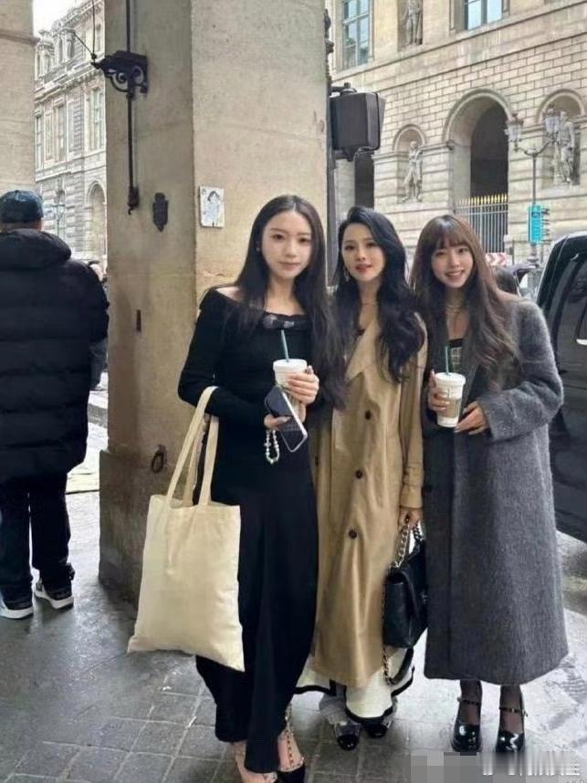 你敢相信，伊能静已经56岁了吗？这状态，比旁边的小女生还要好，有颜有才，超高情商