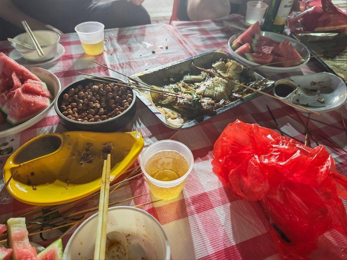 酒店回应做不到床单一客一换我朋友就是做酒店管理的正在一桌喝酒吃烧烤 他说本来明天