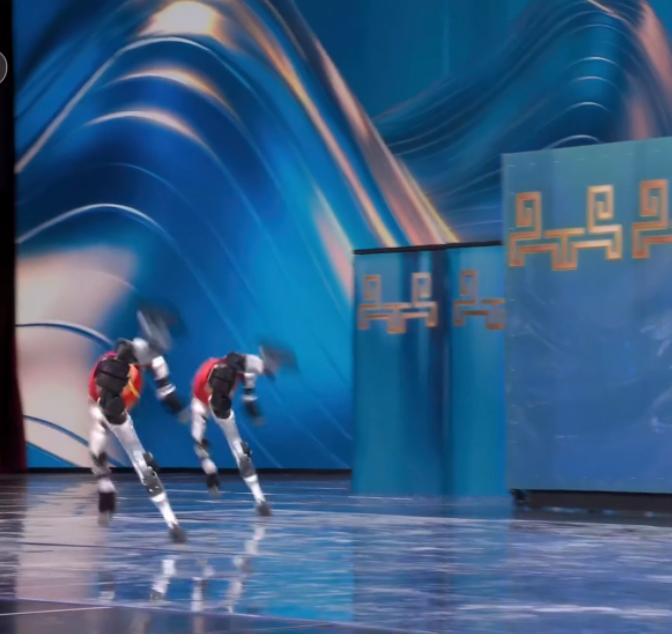 看到刚刚春晚上表演武术的机器人了么？汗毛都竖起来了！起初表演小品的机器人，似乎更