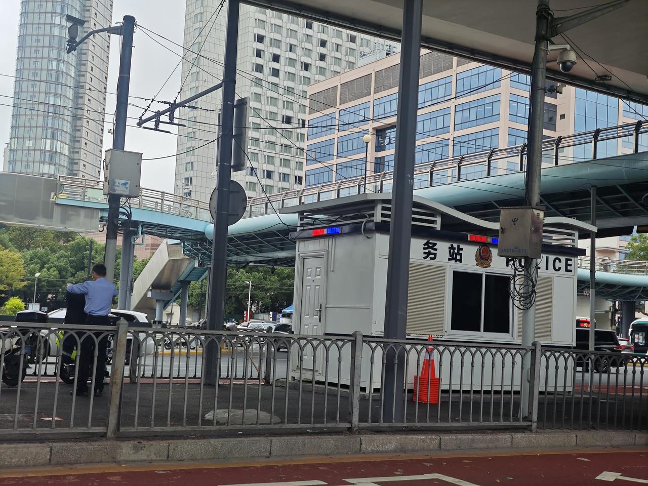 高架下来，正好是延安路常熟路口，看到有位交警在那里换装，就在高架下面的一个警务亭