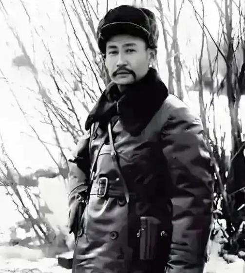1949年，北平散兵游勇登记处，一位老人拄着拐，在副官搀扶下，站定，敬了个礼，说