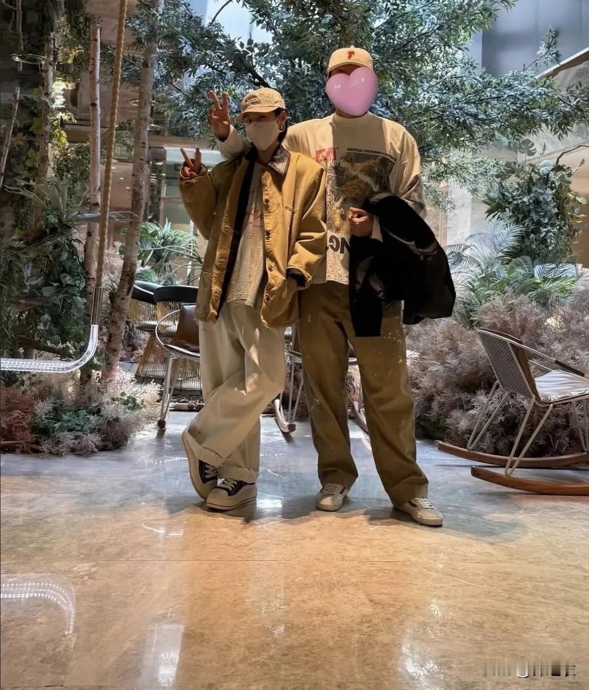 孙艺珍以前跟姐夫哥当同事的时候，姐夫哥还能露脸，算是工作宣传需要。结婚后发生活照