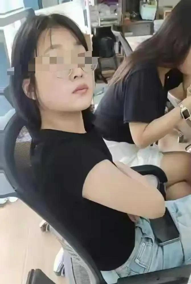 不得不佩服，群众里面有牛人啊！
眼睛真尖，
此女T恤背后的标签还没剪掉，
是买了