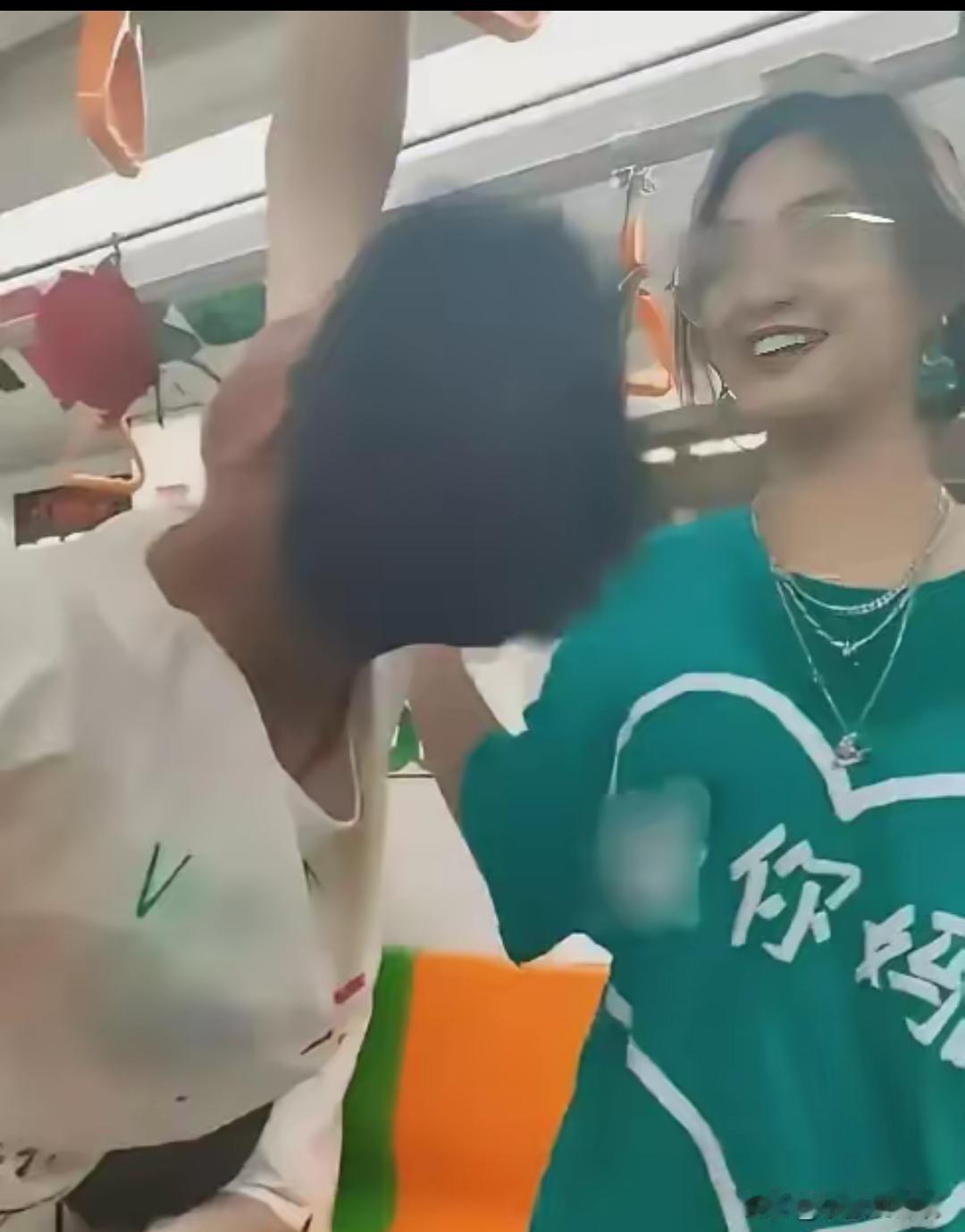 2023年，上海地铁，一个小姑娘，大大咧咧地穿着印着脏话的衣服在人堆里晃荡，那叫