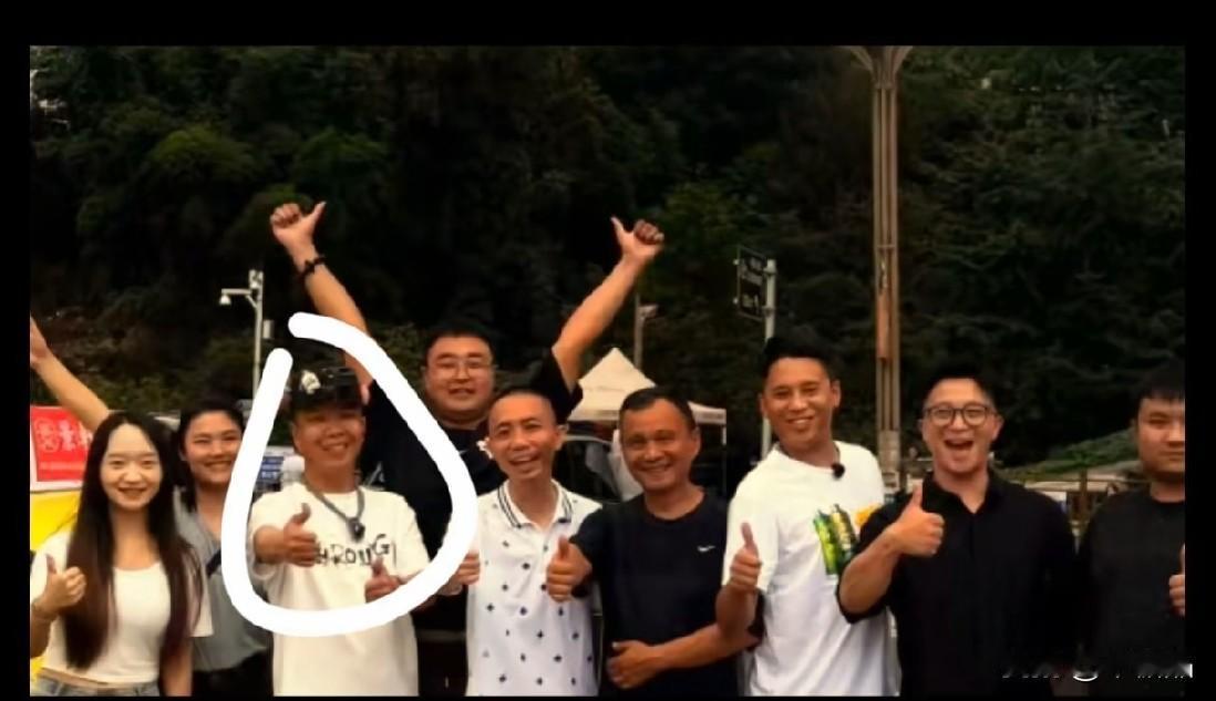 所以人生真的讲不清楚，直接被李要得把两位司机师傅带火了，还去了一趟西藏旅游，别人