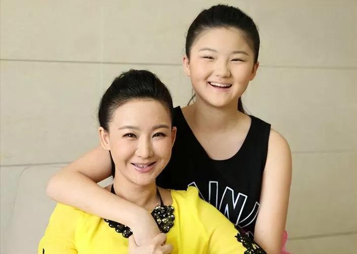 现年54岁的孙楠已经退出娱乐圈，他和妻子还有三个孩子一起隐居在徐州郊区的农村里，