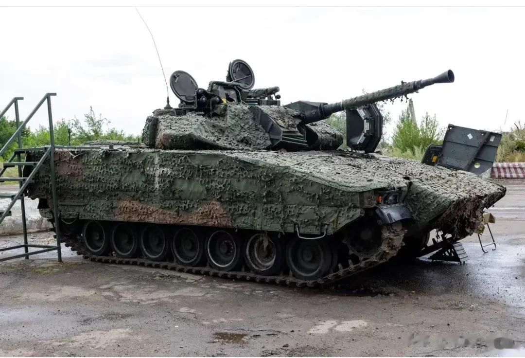  CV90步兵战车是20世纪80年代末期瑞典研制装备的一型履带式步兵战车。
CV