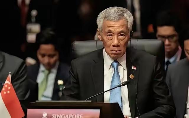 川普为何变“聪明”了？很有可能躲在川普背后的那个“暗鬼”就是新加坡。因为中国海南