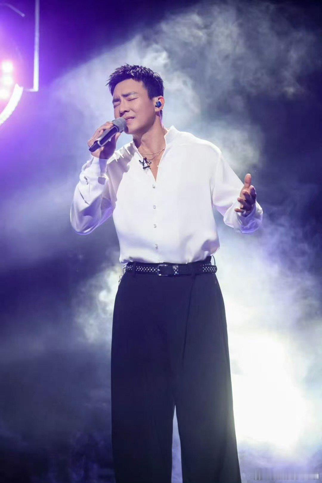 刘畊宏被灯光打没了刘畊宏都被练成大vocal了刘畊宏的大 vocal 实力不容置