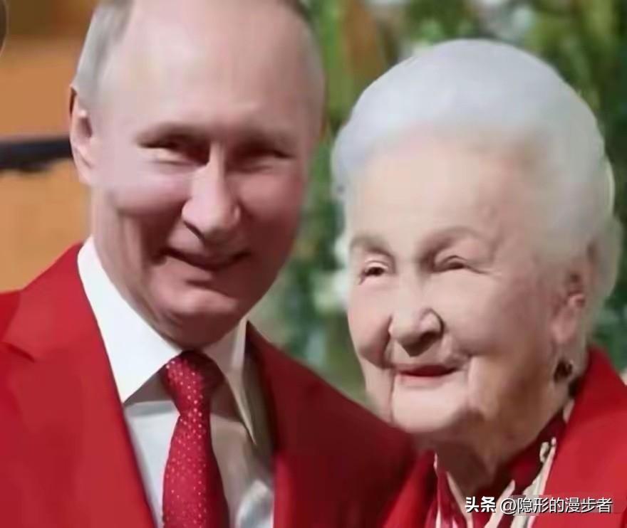 73岁仍有慈母相伴，这是最动人的幸福。
73岁的普京，在白发苍苍的母亲面前，依然