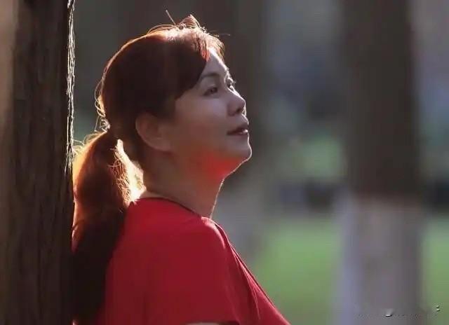 王姐今年45岁是保姆，雇主要求夜陪床，王姐说可以，但要满足3个条件。第一，每晚加