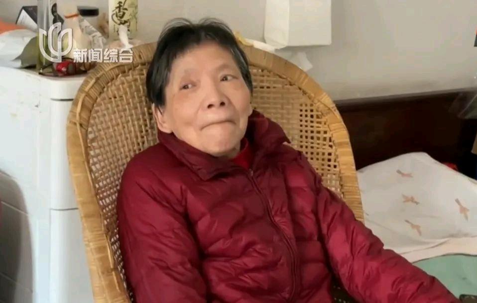 上海，78岁老人一辈子没结婚，无儿无女，身边只有一个月薪6800的保姆照顾她，老