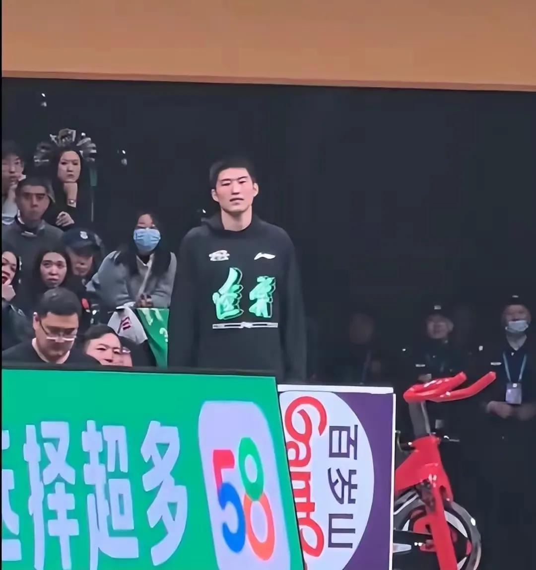 冯潇霆处于责任心的体现，想将高空球给泄下来并控制住球，但是阿兹蒙的冲撞导致泄球控
