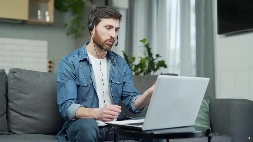 能不能不要和戴耳机的人说话我觉得一般有通透模式或者开放式的耳机不用摘下来跟人讲话