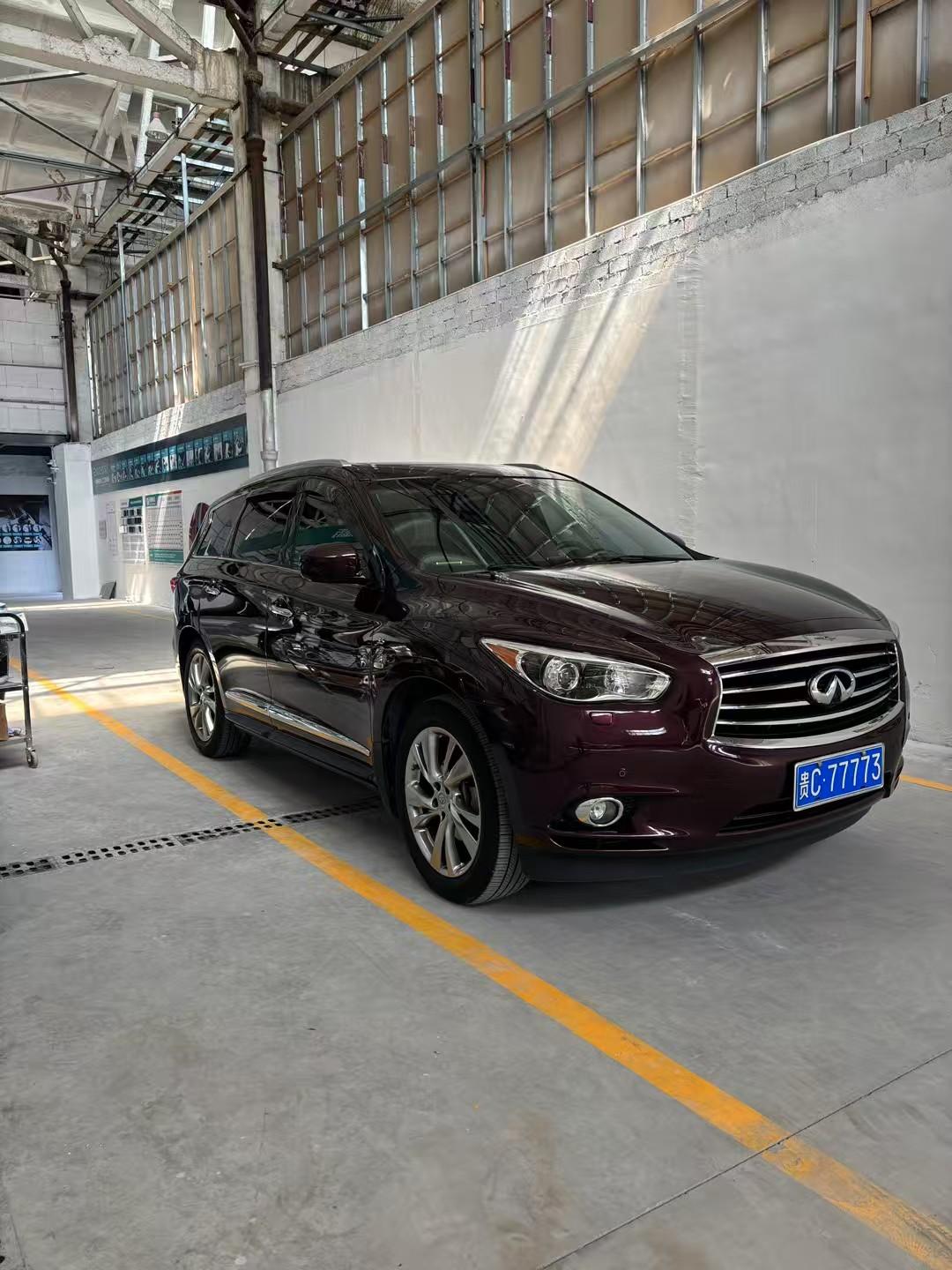 这辆英菲尼迪价值不便宜
这车牌也很牛逼啊