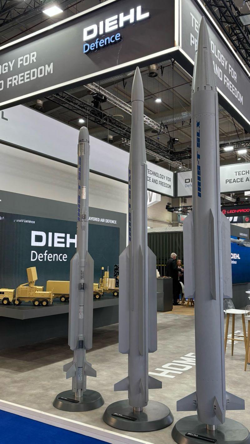 烽火问鼎计划 德国🇩🇪Diehl防务公司的IRIS-T防空导弹家族的三剑客同