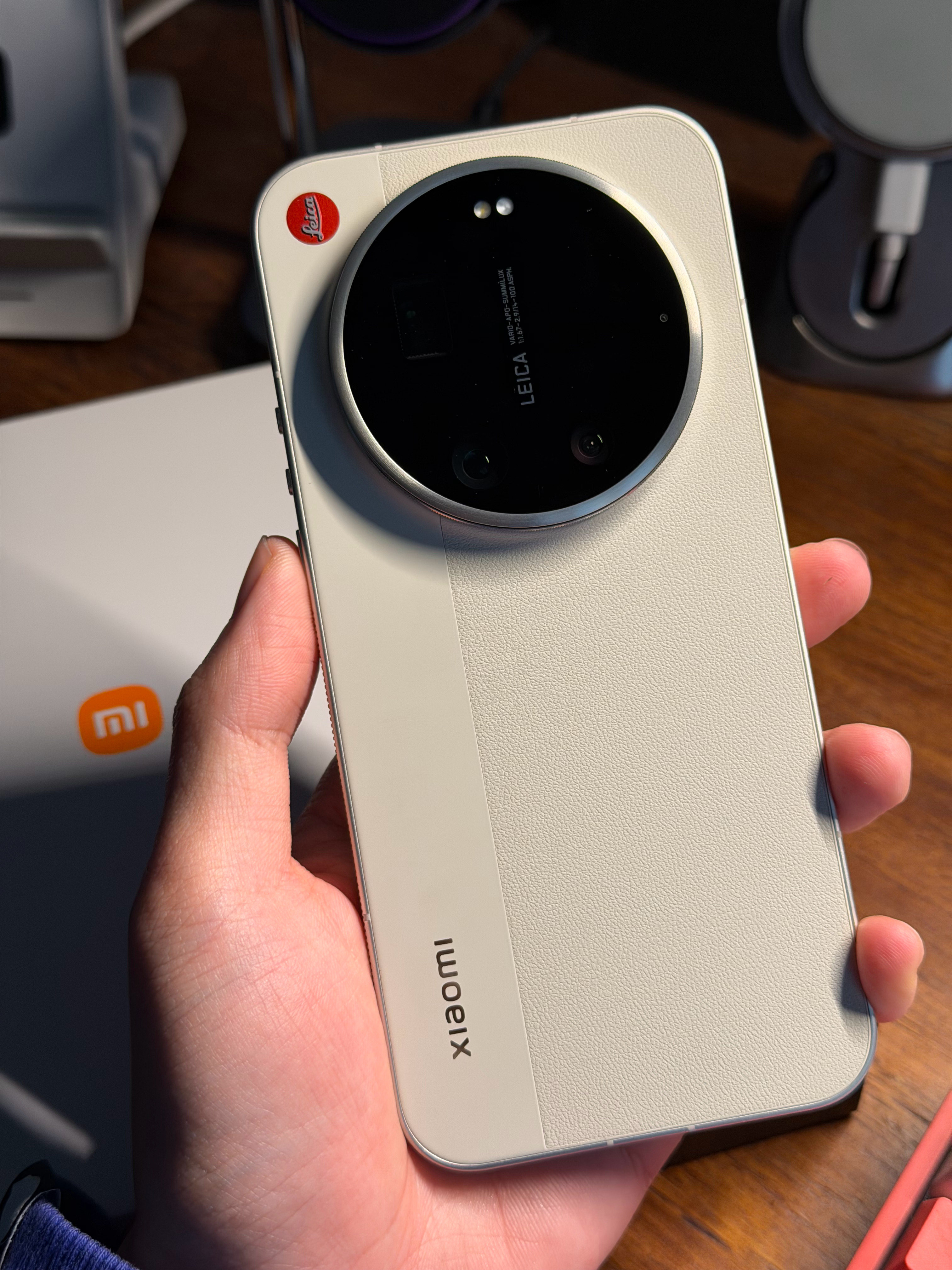 悬着的心终于死了，我的白色徕卡版变焦环也是很松的，跟我下午在小米之家体验过的展示