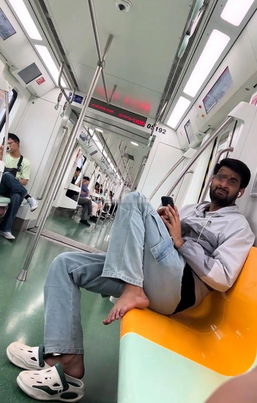 网友在地铁遇到一印度男子脱鞋光脚踩在座椅上… 
