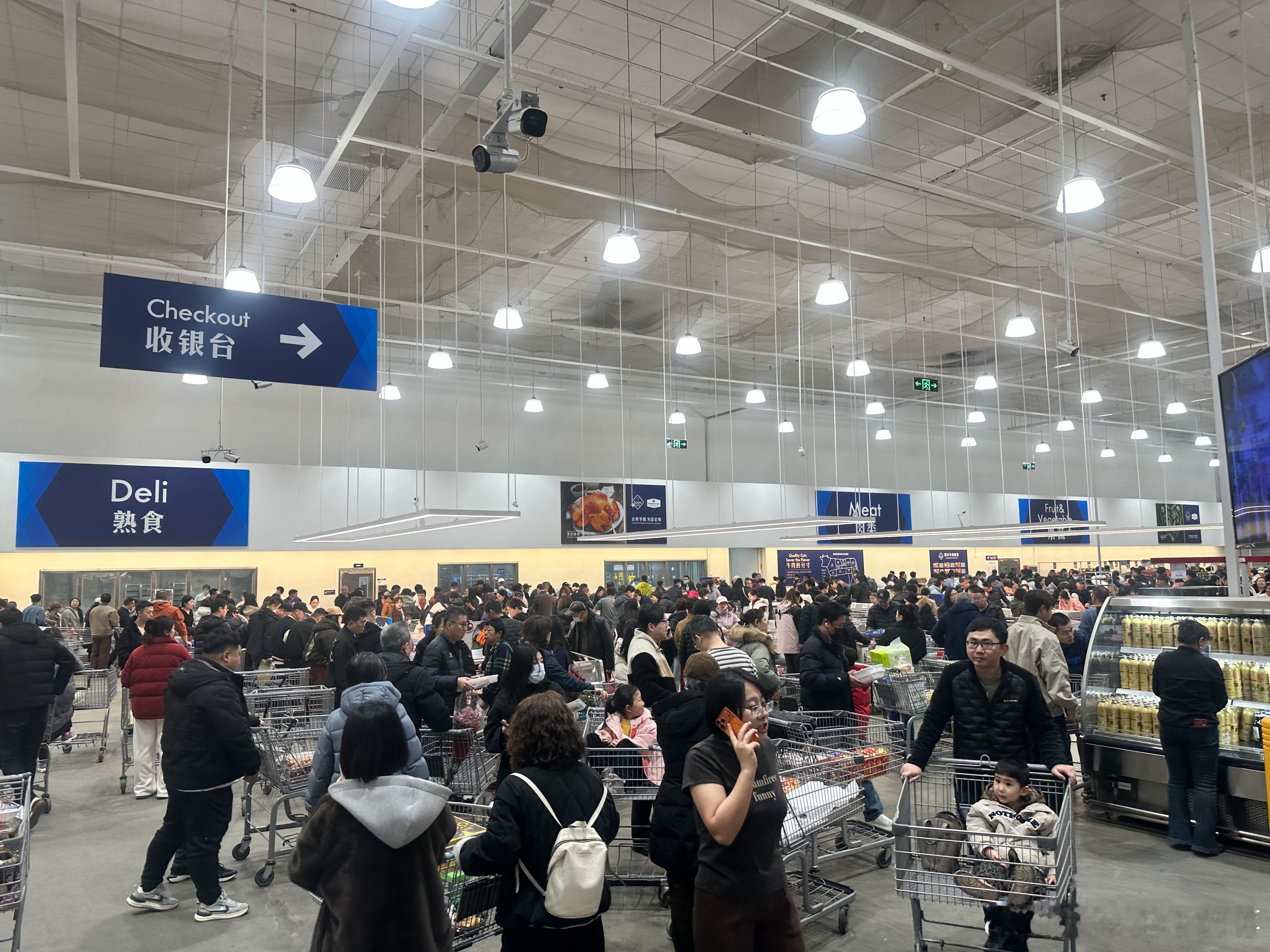 老蒋原创 很难评价过年的天津山姆和十月一的八达岭长城哪个人密度更大一些 天津·天