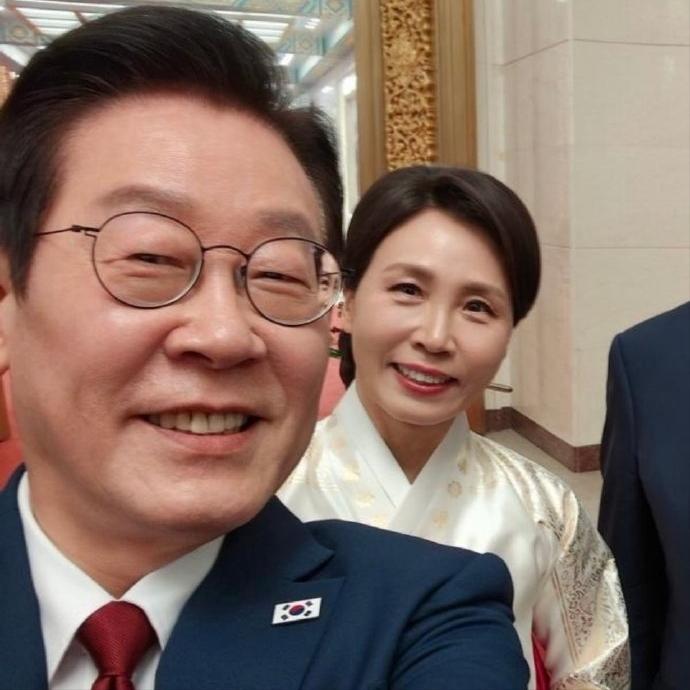 61岁李在明牙齿还是那么好！
1月5日，李在明在北京参加欢迎仪式，开心的李在明还