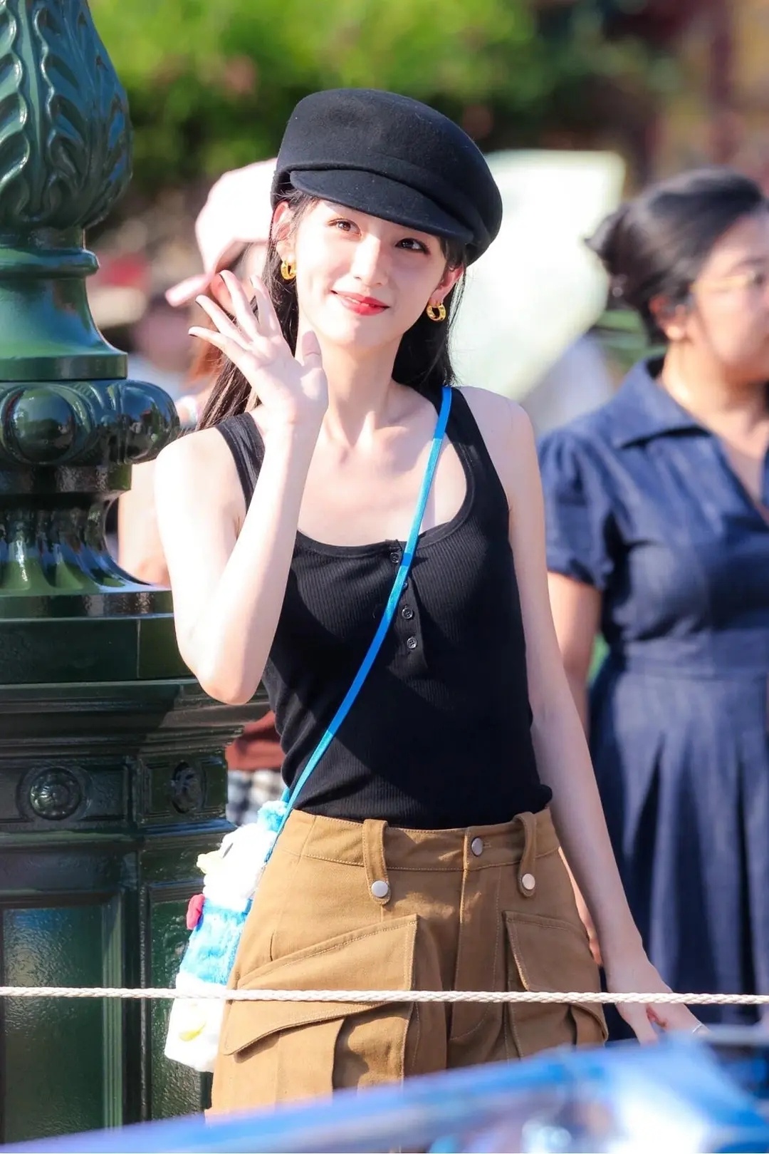 在迪士尼被偶遇的周也，明媚极了☀️ ​​​