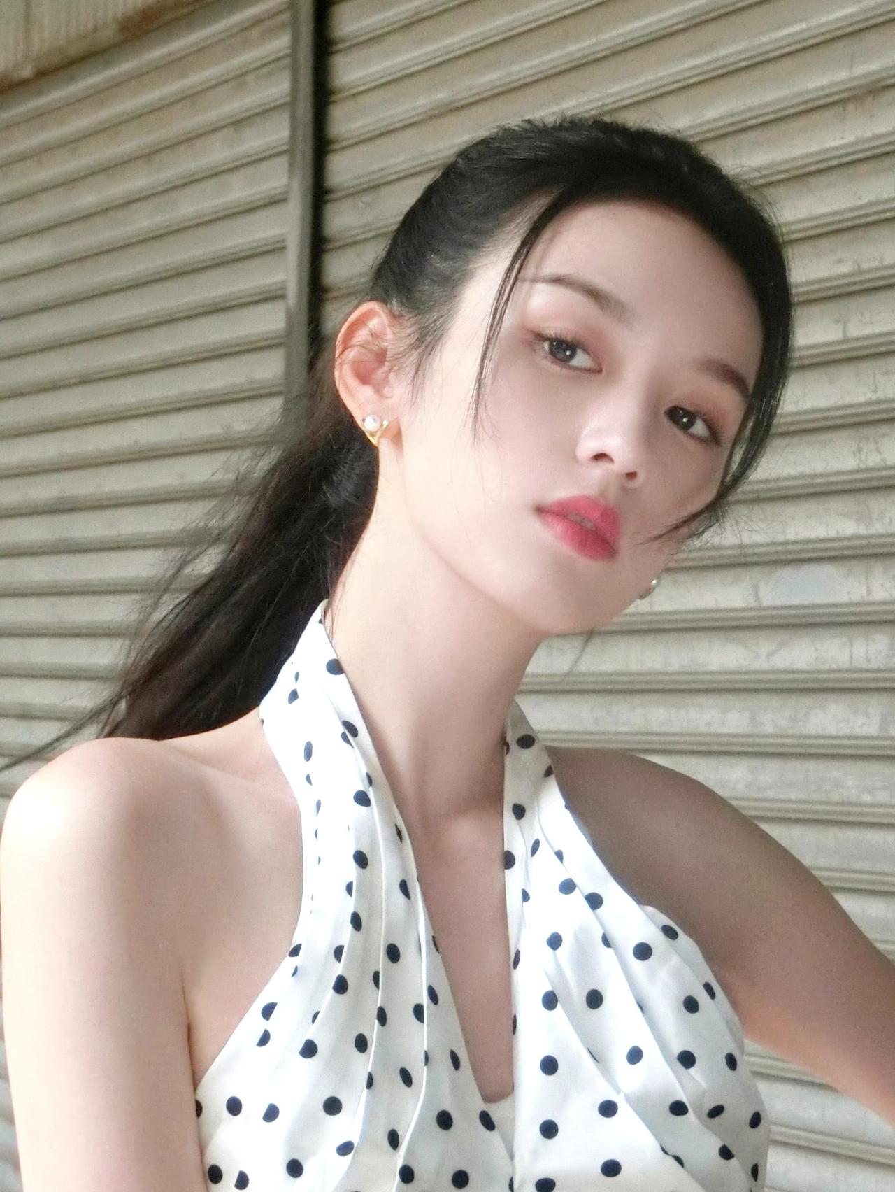 谁懂啊！周也这组旧照凭什么火了整整3年？周也 ​​ 港风造型天花板 明星氛围感神