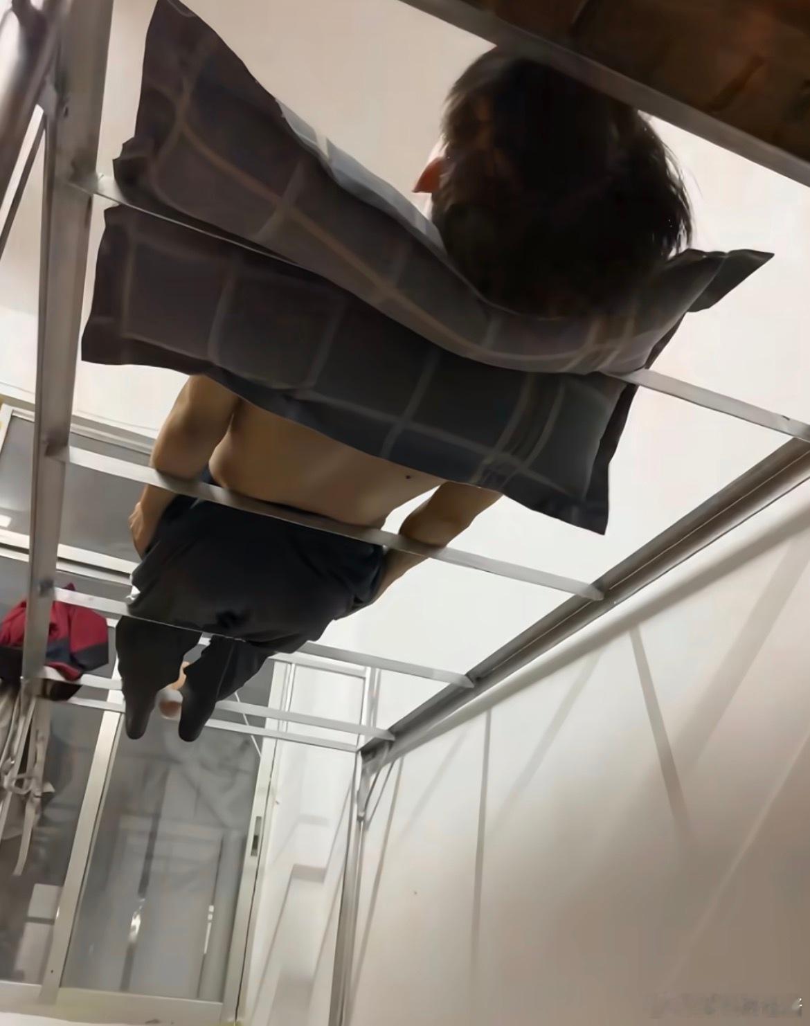 开学第一天晚上没带被子的大学生不知道为什么看到这种第一眼不是搞笑也不是心疼，是觉