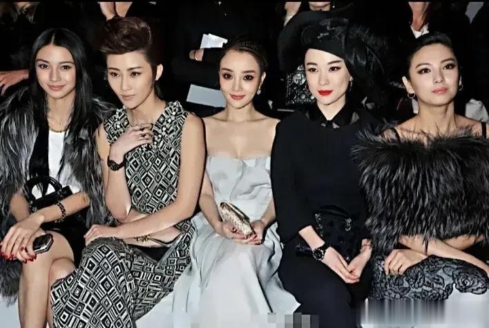 这大浓妆搞得，我只认出了中间的李小璐，其她看得眼花缭乱#明星美不美#