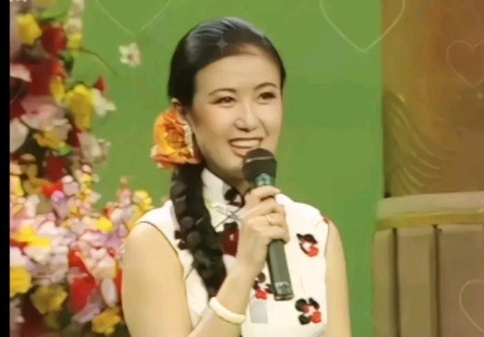 她可是美貌与才华并存，
还做过主持人， 
有知道她是谁吗？