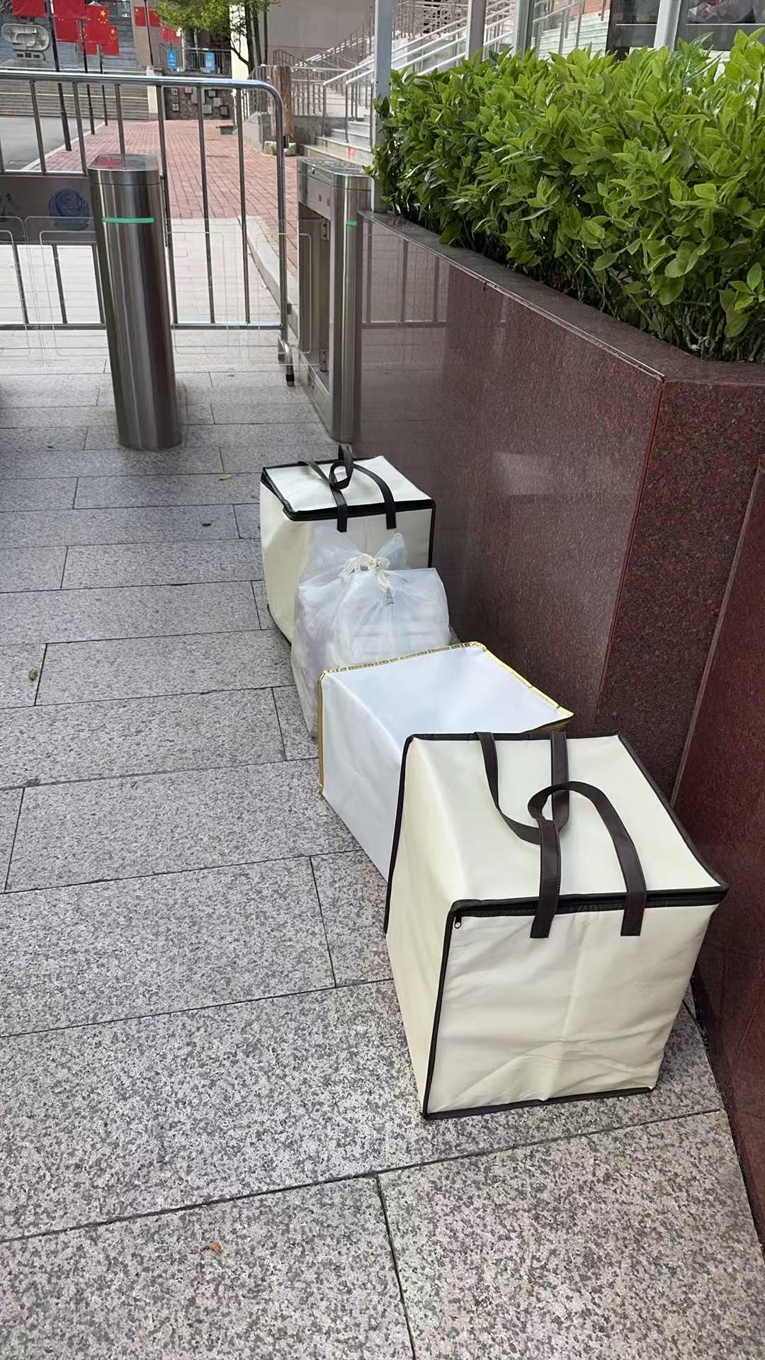 晒图笔记大赛几个购物袋靠在墙边，等着主人。