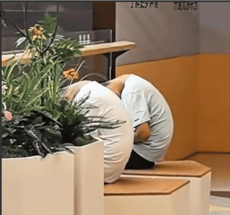“彻底废了！”山东，一名女子逛商场，看到不远处有两个男孩低着头不知道在干什么，于