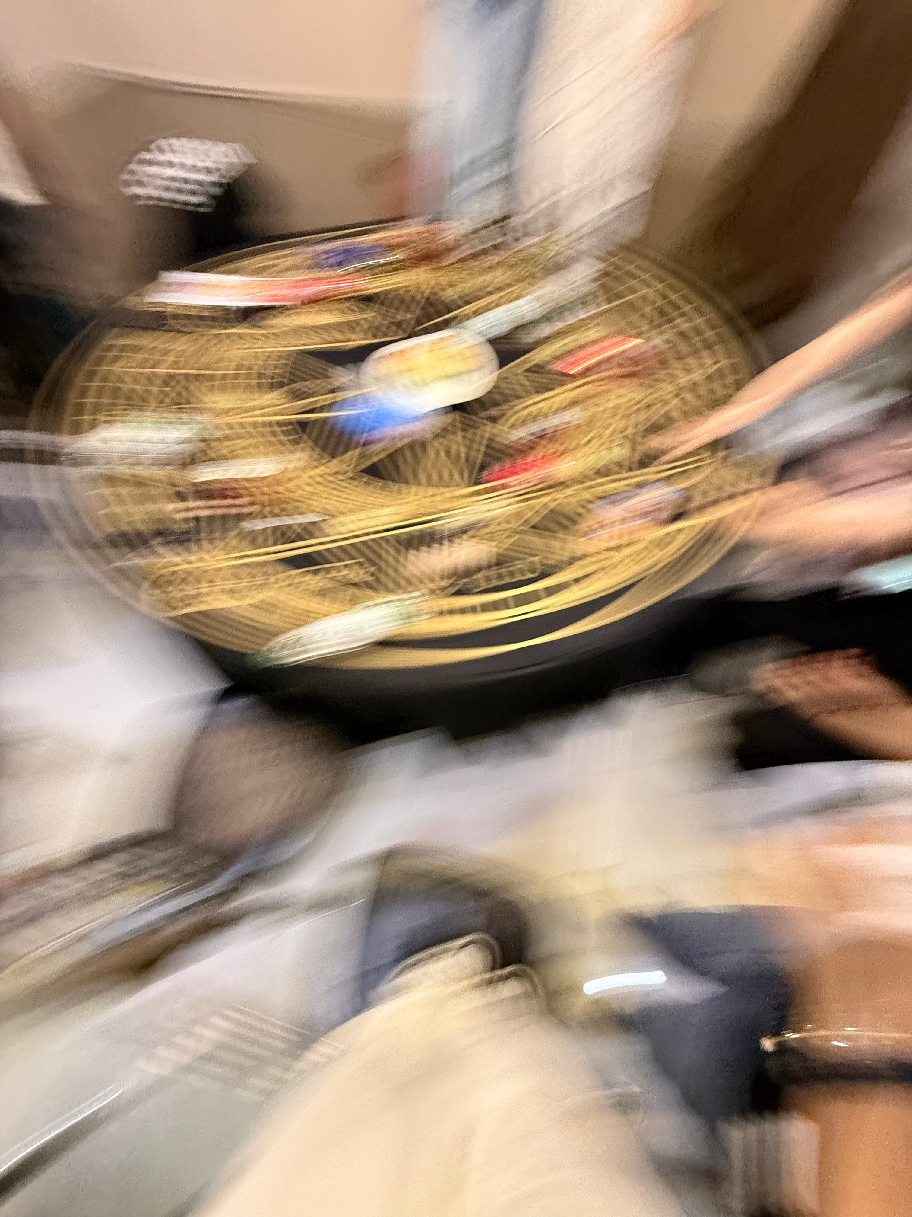 谁懂p1玩狼人杀然后同学大喊有蛇 所有人直接跳到椅子上  结果是几只臭虫的救赎年