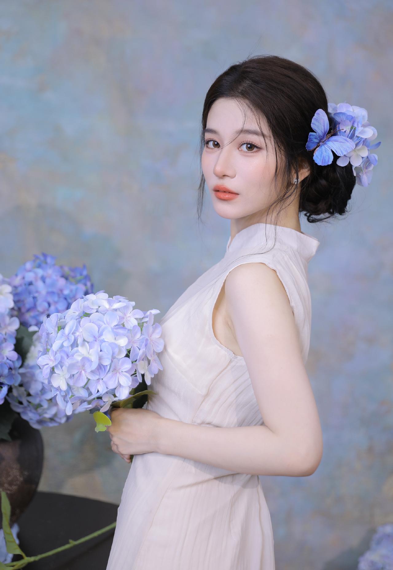 淡蓝绣球，浅粉旗袍，淡雅如许，岁月安然。🌿李佳慧 淡蓝旗袍照
