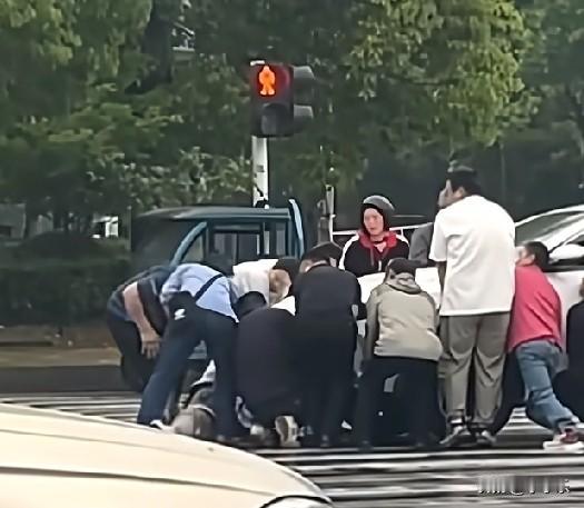 5月19日，江苏泗阳一路口发生事故，伤者被卡在车底，路过行人纷纷伸出援手，抬起车