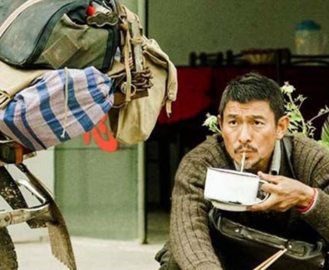 2014年，一次在片场，刘德华排队取完盒饭，和群演一起蹲在路边吃，这时，迎面走来