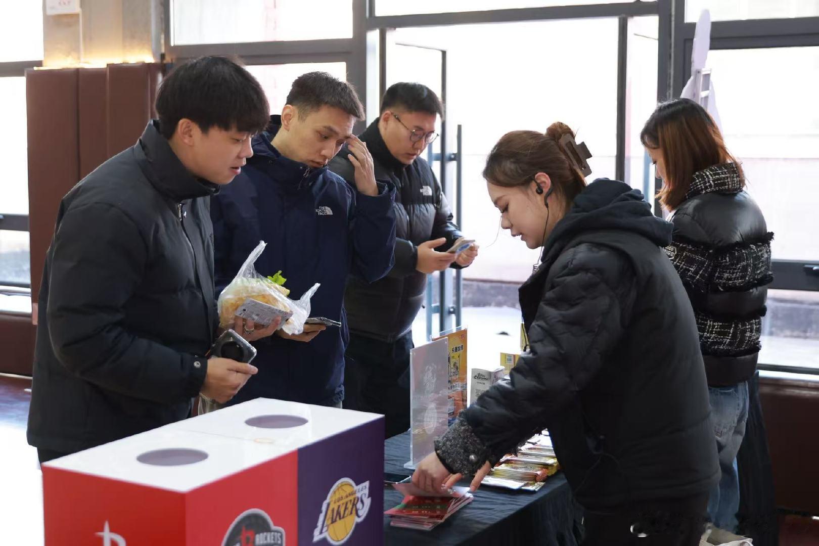 看球拆卡新体验➕1️⃣直击湖人 vs 火箭的圣诞大战观赛派对🎄📦 一边盯紧每