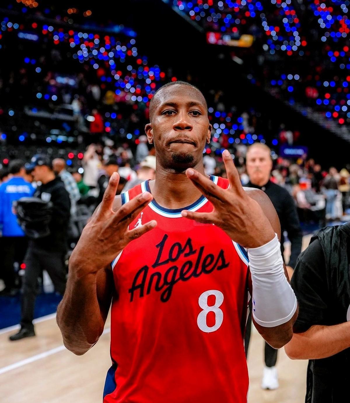 今年快船可能拿不了冠军。
但他们在做一件比夺冠重要十倍的事。
你看不见祖巴茨。