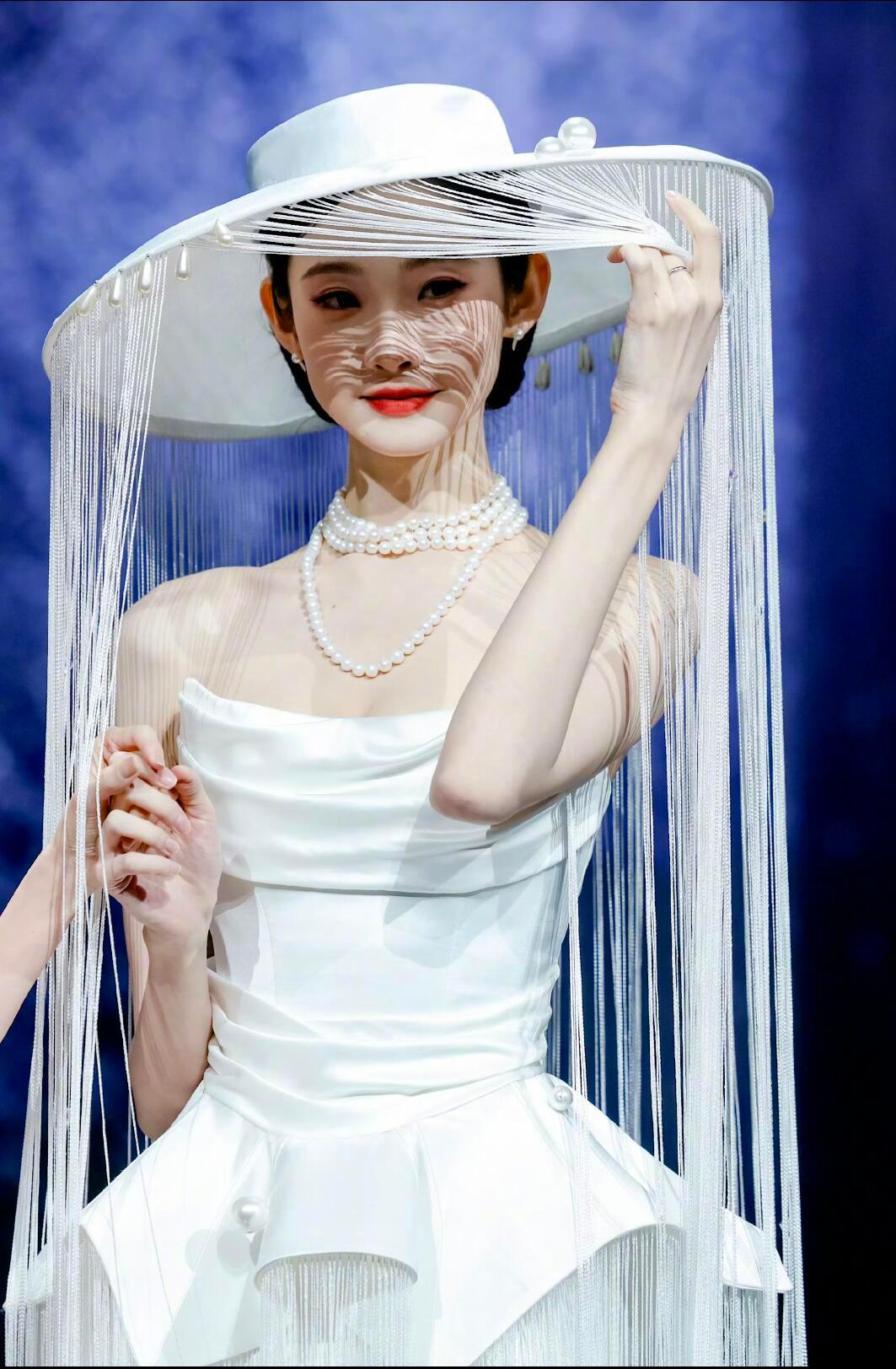 张艺凡这个造型简直夯爆了