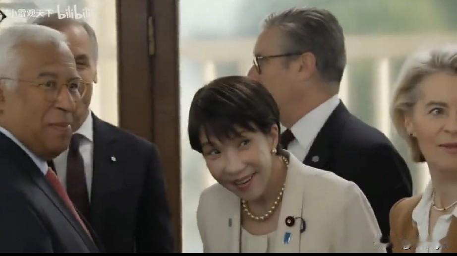 高市早苗在G7峰会期间，和其他领导人在一起，全程左顾右盼，鬼鬼崇崇，不知道在踅摸