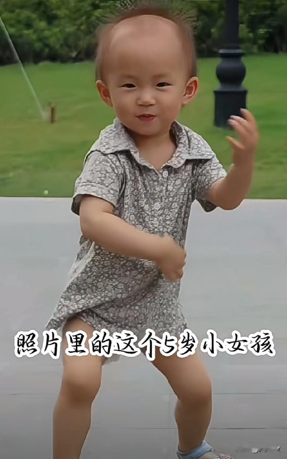 你猜到她是谁了吗？
照片里的这个小女孩，看似随意的蓄力姿势，开头就藏着未来世界冠