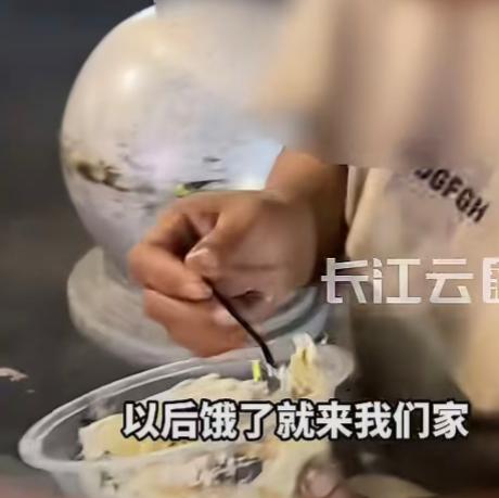深夜的街头，一个男孩蹲在路边，正拿着过期的鸡爪往嘴里送。路过的酒馆老板看到这一幕